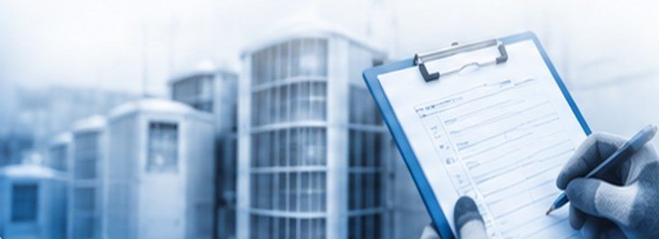 空調設備の点検記録をつける様子